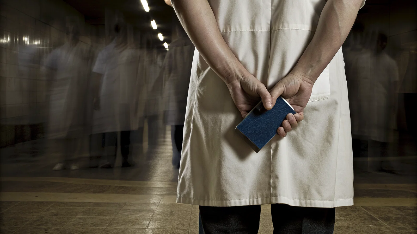 Medical student looking overwhelmed at nursing station
